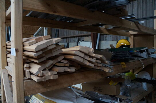 4 stk. Reoler med indhold af diverse skruer, beslag mv. 