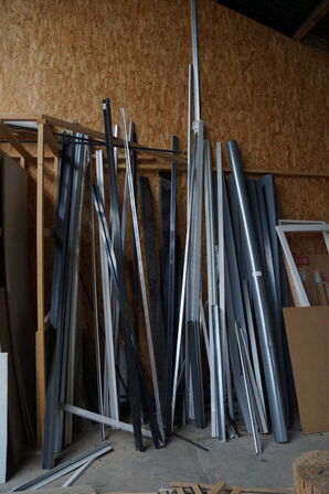 Indhold i hjørne af diverse alu profiler