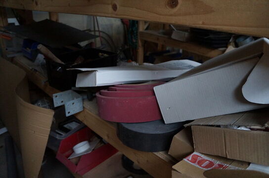 4 stk. Reoler med indhold af diverse skruer, beslag mv. 