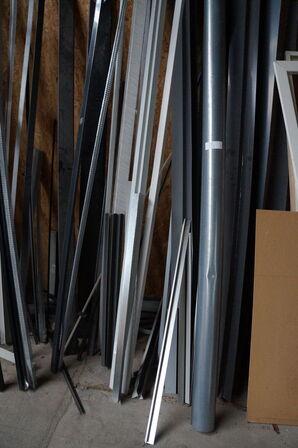 Indhold i hjørne af diverse alu profiler