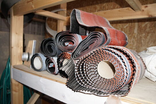 4 stk. Reoler med indhold af diverse skruer, beslag mv. 