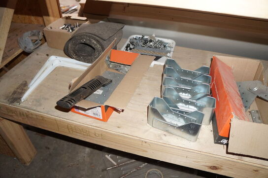 4 stk. Reoler med indhold af diverse skruer, beslag mv. 