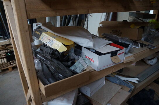 4 stk. Reoler med indhold af diverse skruer, beslag mv. 