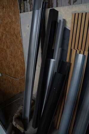 Indhold i hjørne af diverse alu profiler