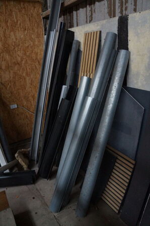 Indhold i hjørne af diverse alu profiler