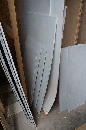 Indhold langs væg af diverse træ, MDF plader mv. 