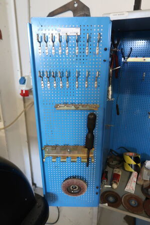 Værkstedsskab på hjul med indhold 