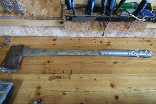 Værkstedsbord med indhold 