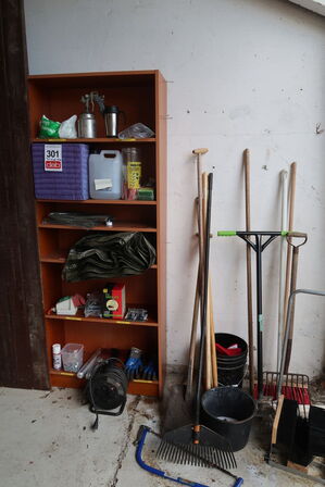 Reol med indhold + redskaber 