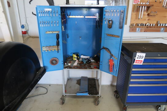 Værkstedsskab på hjul med indhold 