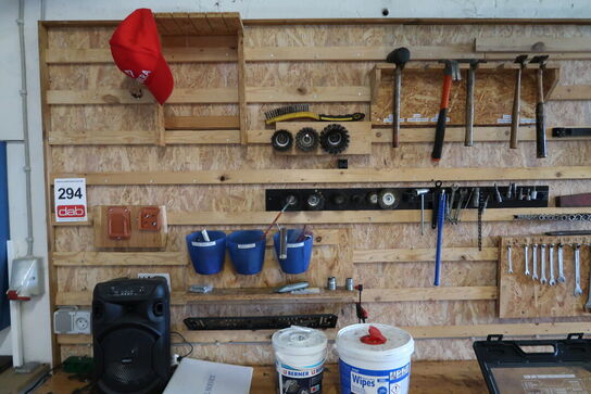 Værkstedsbord med indhold 