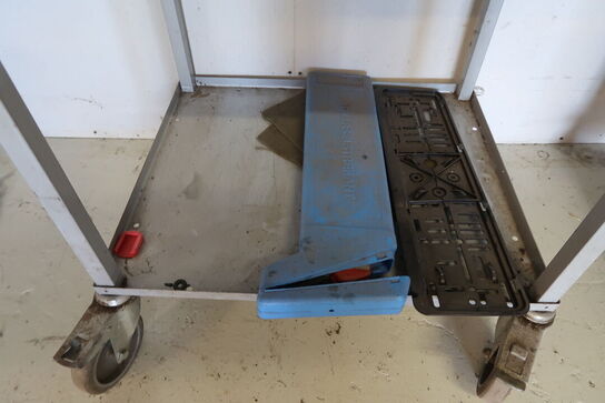 Værkstedsskab på hjul med indhold 