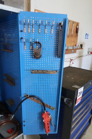 Værkstedsskab på hjul med indhold 