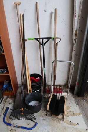 Reol med indhold + redskaber 