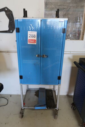 Værkstedsskab på hjul med indhold 