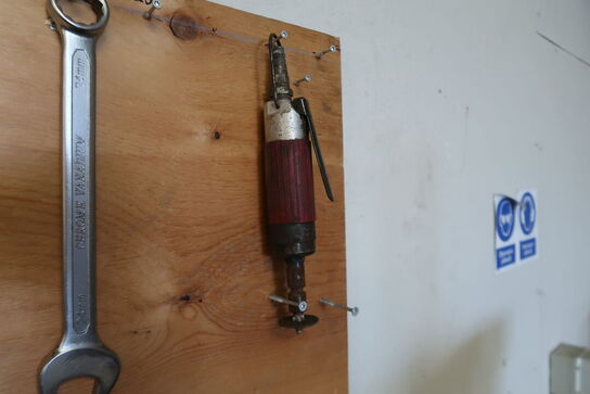 Værkstedstavle med stort parti toppe & ringnøgler 