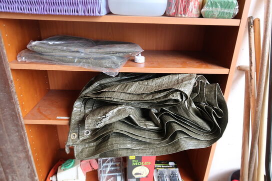 Reol med indhold + redskaber 