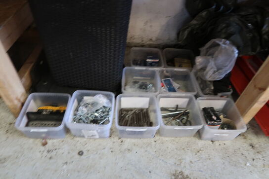 Værkstedsbord med indhold 