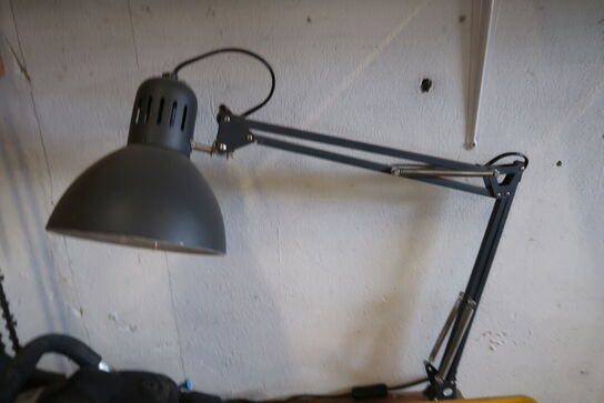 Værkstedsbord med indhold 