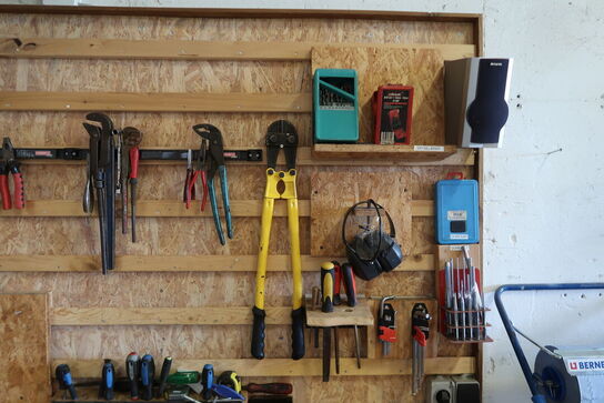 Værkstedsbord med indhold 