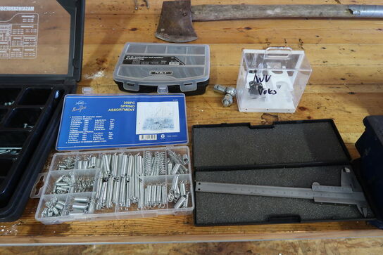 Værkstedsbord med indhold 