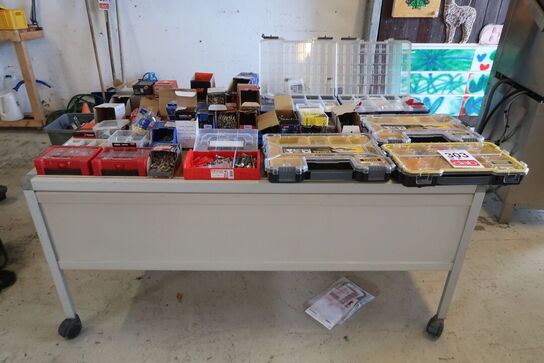 Rullebord med indhold 