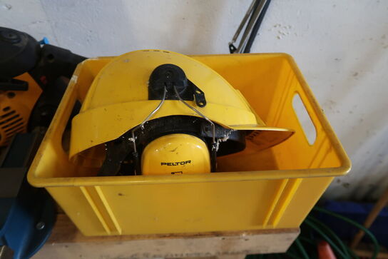 Værkstedsbord med indhold 