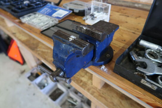 Værkstedsbord med indhold 