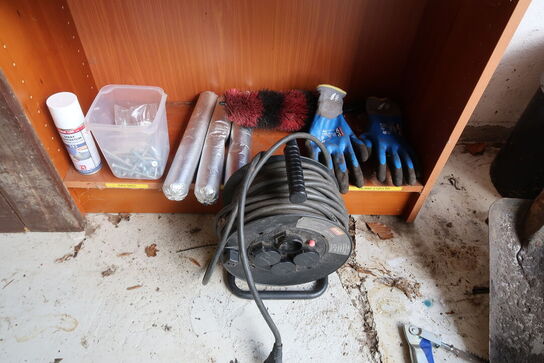 Reol med indhold + redskaber 