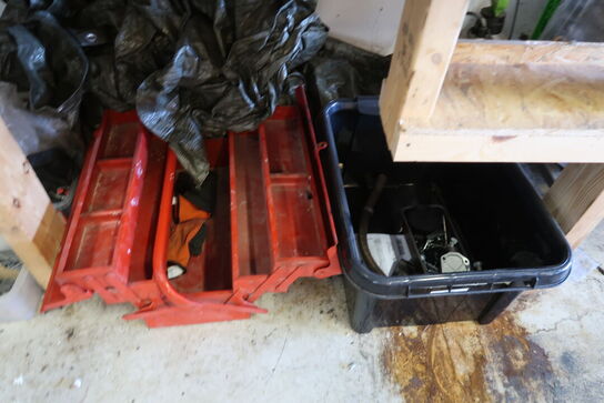 Værkstedsbord med indhold 