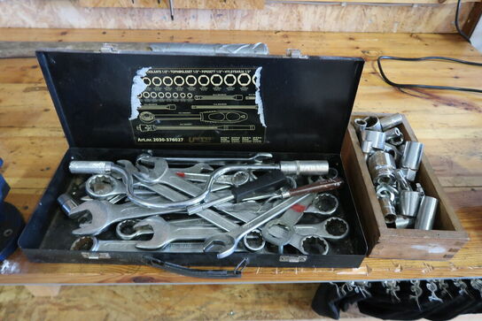 Værkstedsbord med indhold 