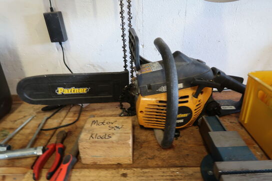 Værkstedsbord med indhold 