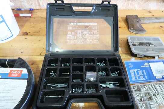 Værkstedsbord med indhold 