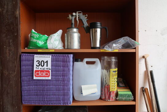Reol med indhold + redskaber 