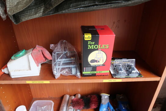 Reol med indhold + redskaber 