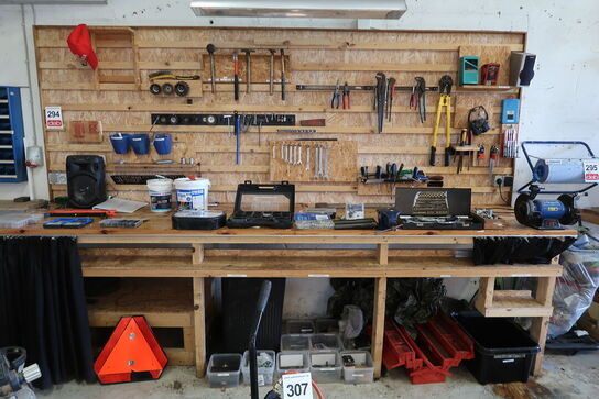 Værkstedsbord med indhold 