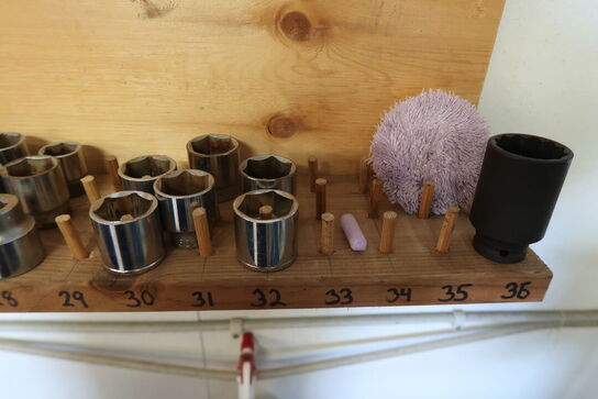 Værkstedstavle med stort parti toppe & ringnøgler 