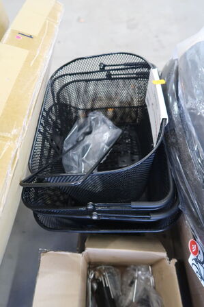 2 paller med hjulskærme, kædeskærme, cykelkurve m.m.