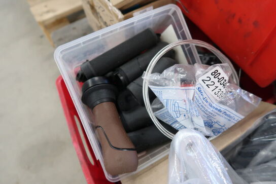 2 paller med cykeldele og udstyr til cykler