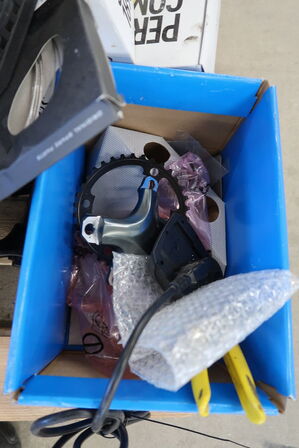 2 paller med cykeldele og udstyr til cykler