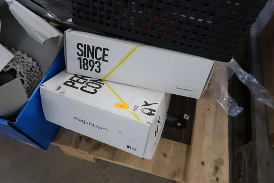 2 paller med cykeldele og udstyr til cykler