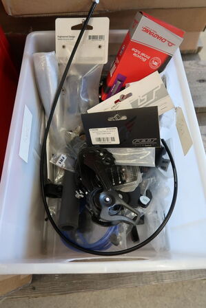 2 paller med cykeldele og udstyr til cykler