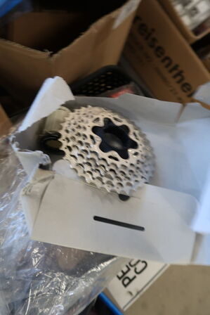 2 paller med cykeldele og udstyr til cykler