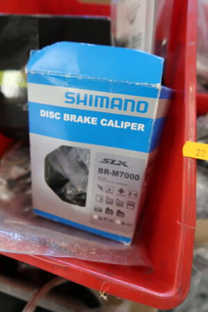 2 paller med cykeldele og udstyr til cykler