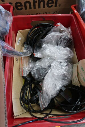 2 paller med cykeldele og udstyr til cykler