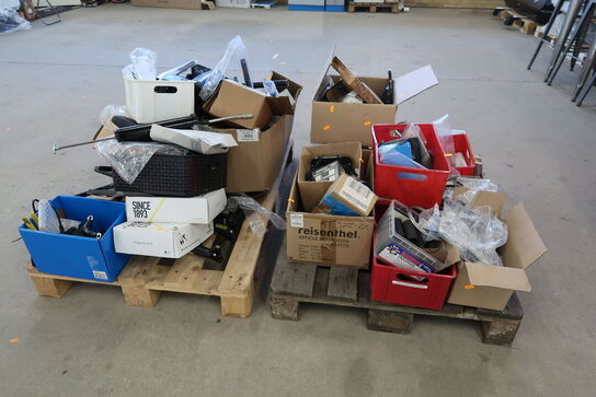 2 paller med cykeldele og udstyr til cykler