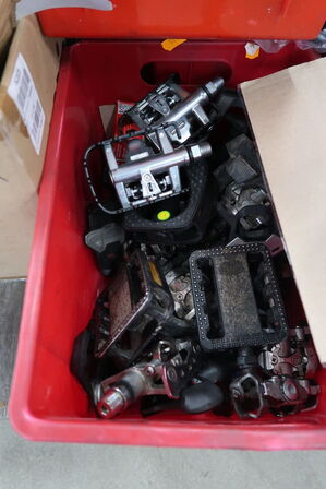 2 paller med cykeldele og udstyr til cykler