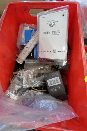 2 paller med cykeldele og udstyr til cykler