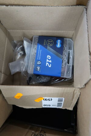 2 paller med cykeldele og udstyr til cykler