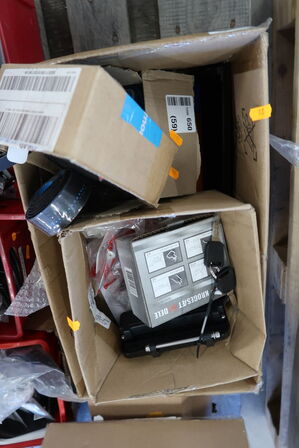 2 paller med cykeldele og udstyr til cykler